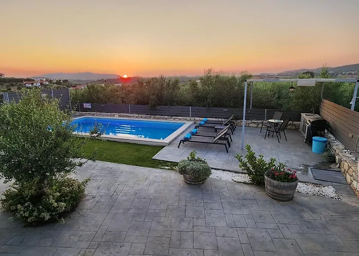 Villa Sheila With Private Pool