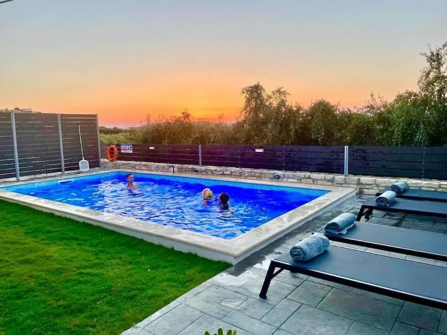 Sheila With Private Pool