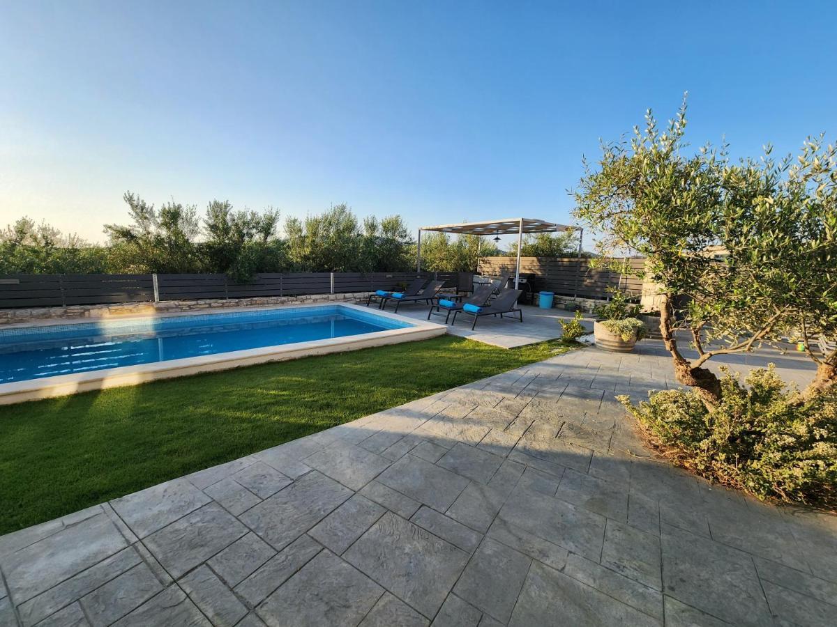 Sheila With Private Pool Villa *
