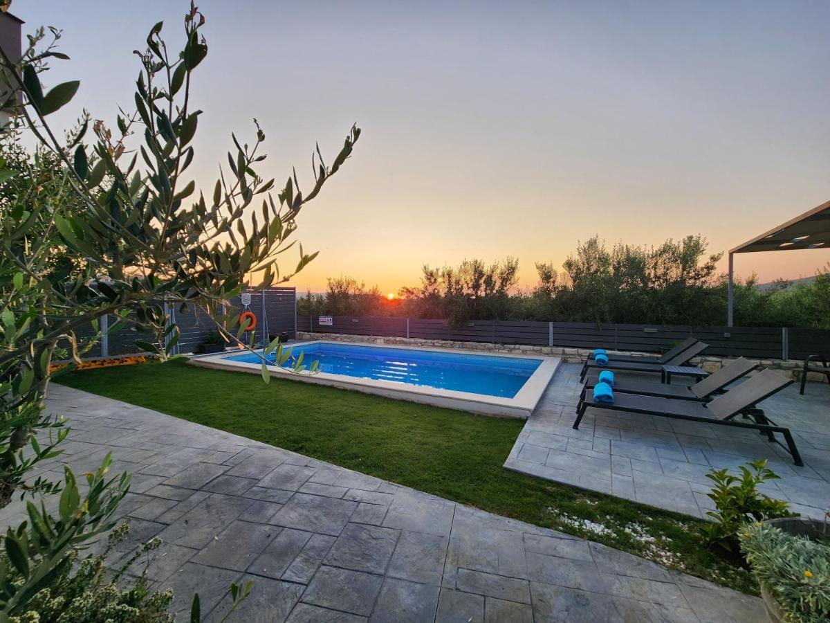 Sheila With Private Pool Villa *