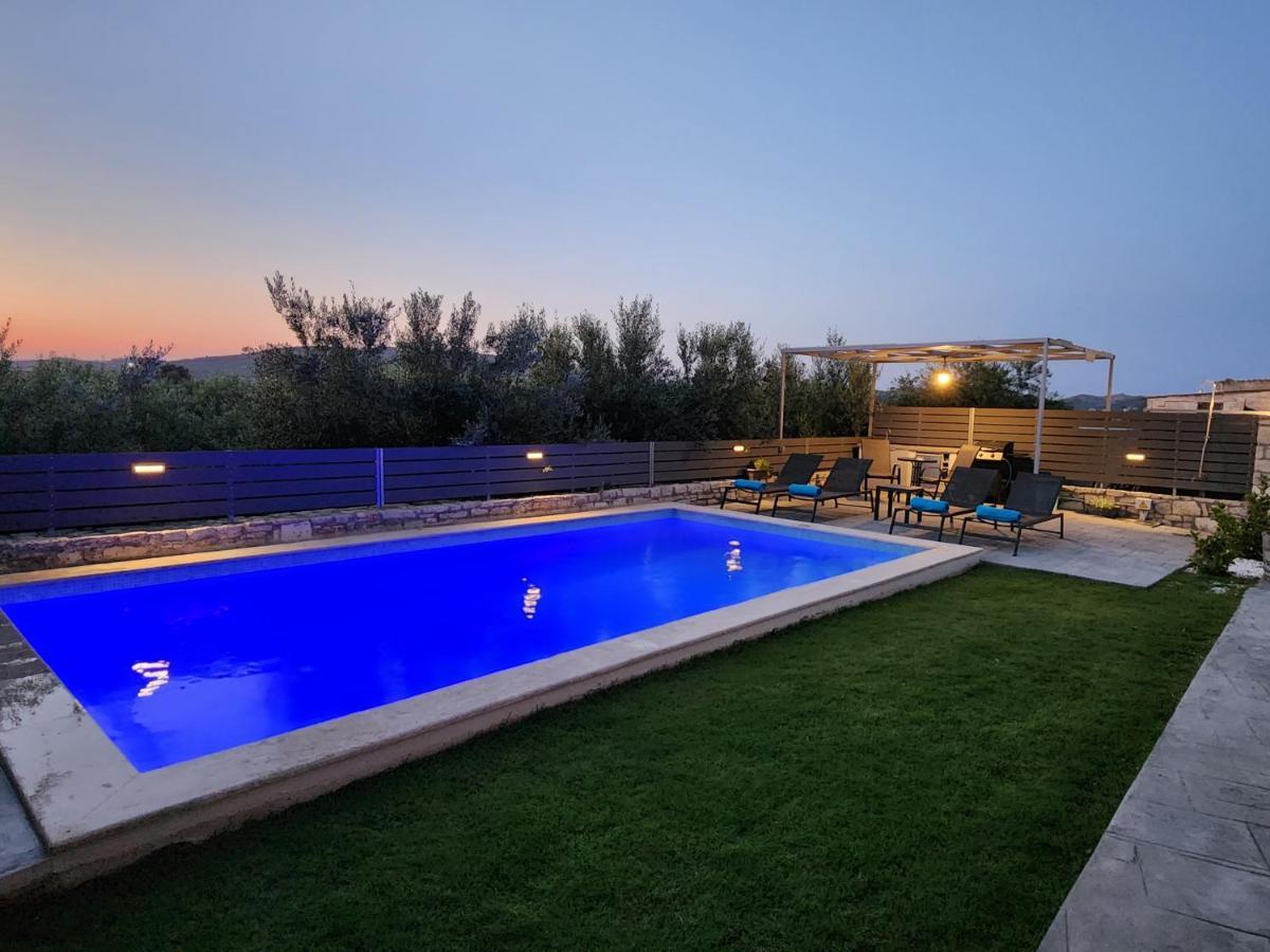 Sheila With Private Pool Villa